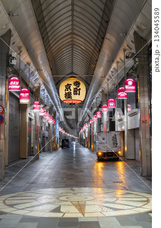 早朝の寺町京極商店街　四条通側から　京都府京都市 134045589