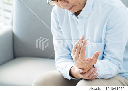 手首が痛むシニア男性 134045652
