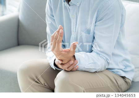 手首が痛むシニア男性 134045653