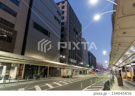 早朝の四条通商店街 京都府京都市 早朝の四条通商店街 京都府京都市 134045656
