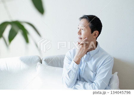 ソファで考える中高年男性 ソファで考える中高年男性 134045796