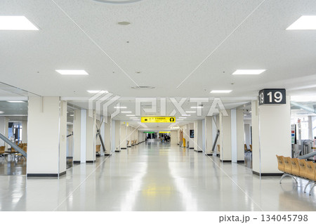 空港の風景 無人の出発ロビー 大阪(伊丹)空港 空港の風景 無人の出発ロビー 大阪(伊丹)空港 134045798