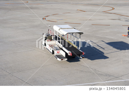 大阪空港（伊丹空港）の風景　ベルトローダー　大阪府豊中市 134045801