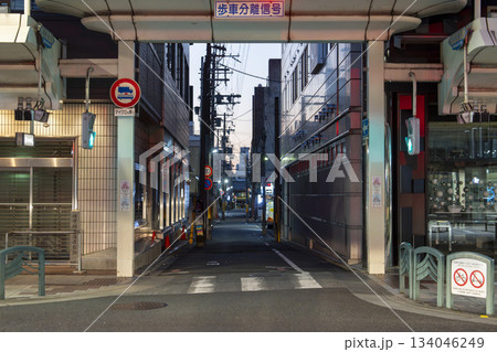 早朝の四条通りから見た路地 堺町通 京都府京都市 早朝の四条通りから見た路地 堺町通 京都府京都市 134046249