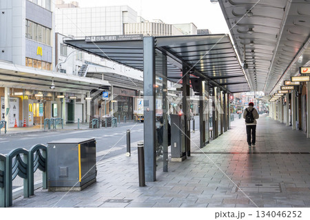 早朝の四条通商店街 四条河原町バス停 京都府京都市 早朝の四条通商店街 四条河原町バス停 京都府京都市 134046252