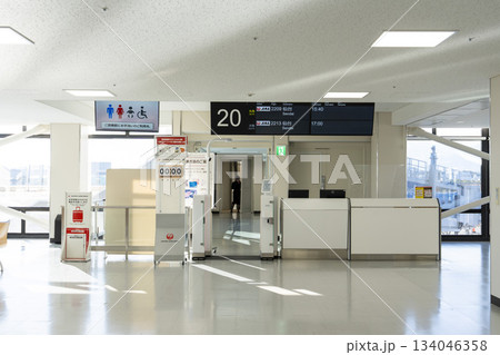 大阪空港の風景　20番搭乗口　大阪（伊丹）空港 134046358