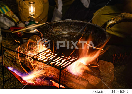 キャンプで焚火料理 キャンプで焚火料理 134046867