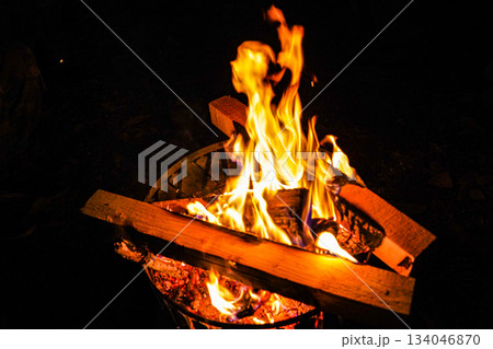 キャンプで焚火 キャンプで焚火 134046870