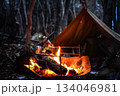 軍幕にて野営、焚火を愉しむ 134046981