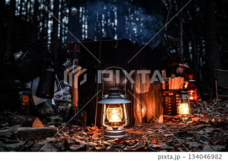 野営でランタン 134046982