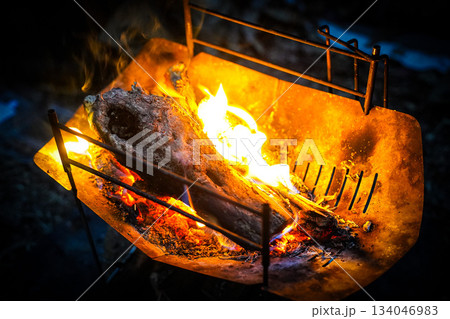 キャンプで焚火 134046983