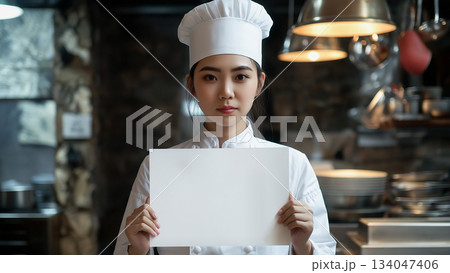 白い紙を掲げる日本人女性シェフ 白い紙を掲げる日本人女性シェフ 134047406