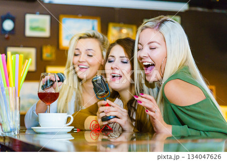 Women singing with microphone Women singing with microphone 134047626