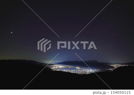 高ボッチ高原から望む宝石のような諏訪湖畔夜景と満天の星空 高ボッチ高原から望む宝石のような諏訪湖畔夜景と満天の星空 134050115