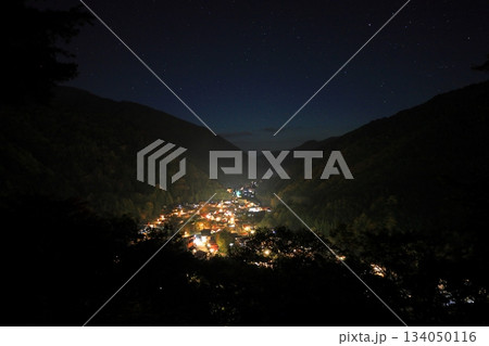 檜枝岐村の夜景と星空／福島県南会津郡　中土合展望台より 134050116