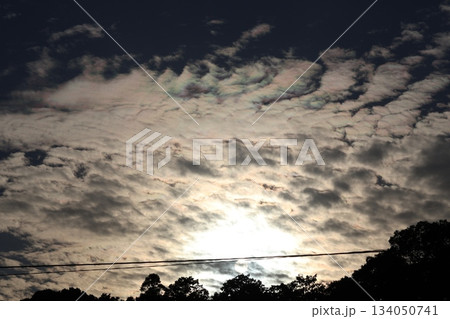雲の多い空に白く輝く太陽のある風景 雲の多い空に白く輝く太陽のある風景 134050741
