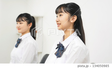 面接を受ける二人の女子学生 134050985