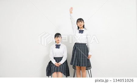 オーディションを受ける二人の女子学生 134051026