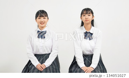面接を受ける二人の女子学生 面接を受ける二人の女子学生 134051027