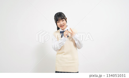 手話で会話する女子学生 134051031