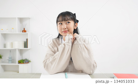 オンライン授業を受ける女子学生 134051033