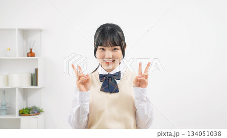 ビデオ通話する女子学生 ビデオ通話する女子学生 134051038