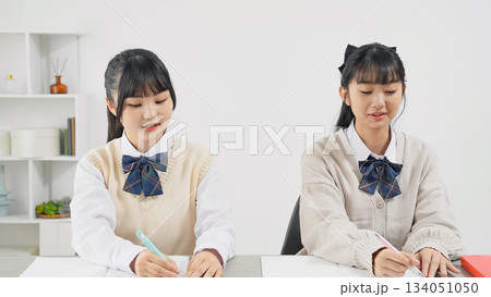 部屋で勉強する二人の女子学生 134051050