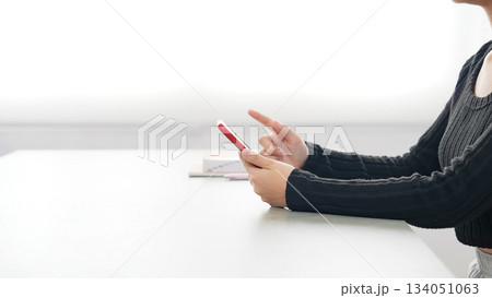 部屋でスマホを使う女性 部屋でスマホを使う女性 134051063
