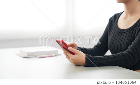 部屋でスマホを使う女性 部屋でスマホを使う女性 134051064
