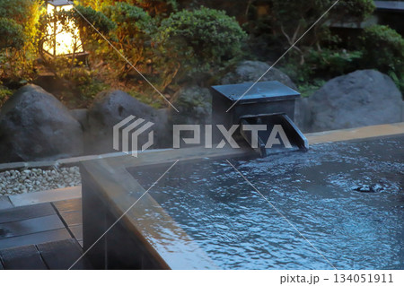 箱根湯本温泉源泉かけ流しの露天風呂　神奈川県箱根湯本 134051911