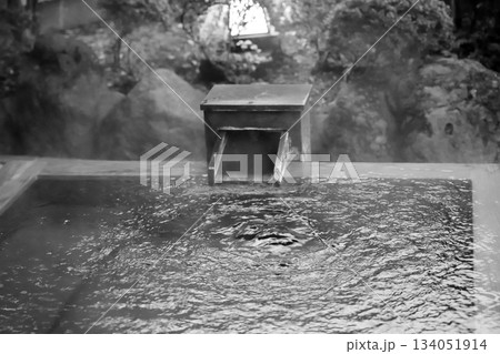 箱根湯本温泉源泉かけ流しの露天風呂　神奈川県箱根湯本 134051914