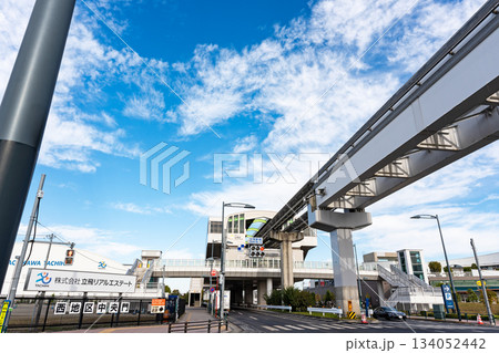 多摩モノレール　立飛駅へ続く道　東京都立川市泉町 134052442