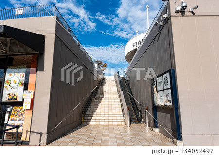 ららぽーと立川立飛 地上から2階へ上がる階段・エスカレーター 東京都立川市泉町 ららぽーと立川立飛 地上から2階へ上がる階段・エスカレーター 東京都立川市泉町 134052497