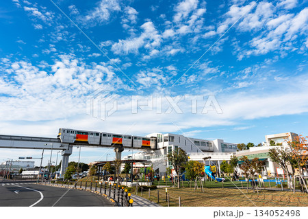 ららぽーと立川立飛 地上から立飛駅とモノレールを眺める 東京都立川市泉町 ららぽーと立川立飛 地上から立飛駅とモノレールを眺める 東京都立川市泉町 134052498