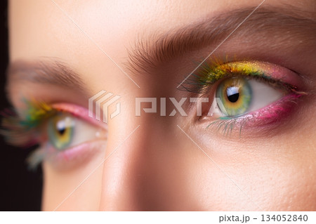 若い女性の目元のアップ 若い女性の目元のアップ 134052840
