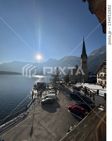 ハルシュタット　湖と教会 134052882
