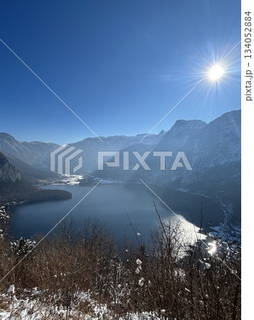ハルシュタット　冬の晴れた日の湖 134052884