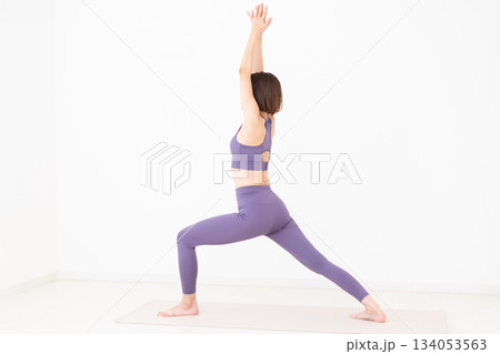 自宅でヨガをするヨガウェア姿のミドル女性 134053563