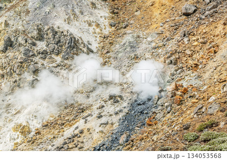 地面から噴き上がる噴気 134053568