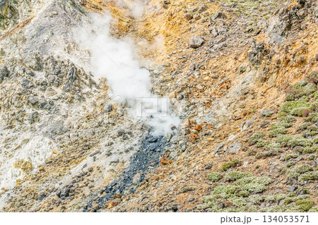 地面から噴き上がる噴気 地面から噴き上がる噴気 134053571