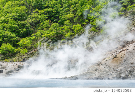 地面から噴き上がる噴気（イメージ） 134053598