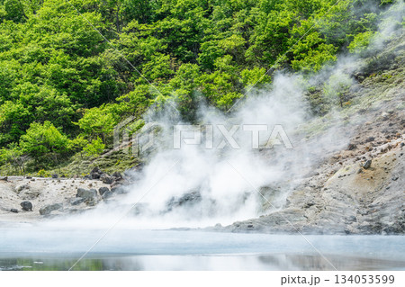 地面から噴き上がる噴気（イメージ） 134053599