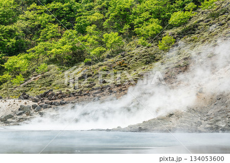 地面から噴き上がる噴気(イメージ) 地面から噴き上がる噴気(イメージ) 134053600