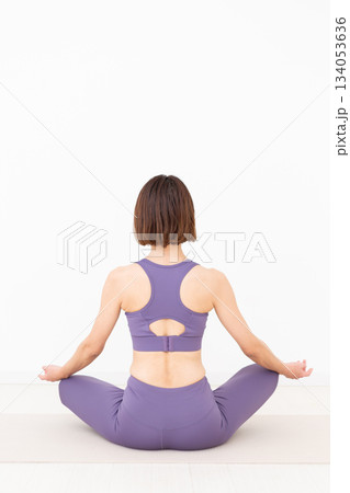 自宅でヨガをするヨガウェア姿のミドル女性 134053636