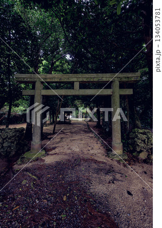 自然と信仰が調和する石垣島の群星御嶽の神聖な風景 134053781