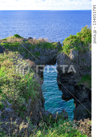 自然が作り出した沖縄県 万座毛の岩のアーチと青い海の風景 自然が作り出した沖縄県 万座毛の岩のアーチと青い海の風景 134053795