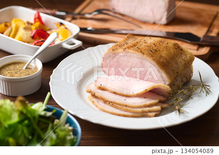 切り分けたローストポーク 切り分けたローストポーク 134054089