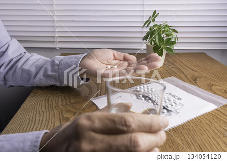 病院で処方された内服薬 134054120