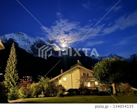 夜空に浮かぶアイガー・メンヒ・ユングフラウ 134054135
