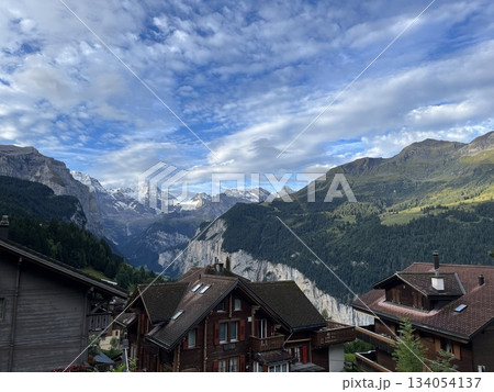 スイス・ヴェンゲンから望むラウターブルンネン峡谷 スイス・ヴェンゲンから望むラウターブルンネン峡谷 134054137